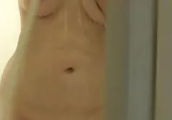 Menina com óculos decidiu gravar um filme porno legal completo em casa