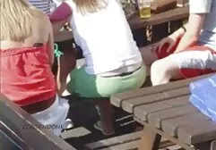 Menina asiática com uma tatuagem na parte inferior das costas montando sua vagina sobre a namorada de um membro e dando a ela de hentai completo costas