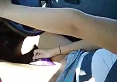 Menina de ombros largos com mamilos proeminentes mostrando um chapéu raspado e xuxa porno completo acariciando é