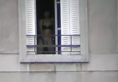 A garota na frente da câmera abandonando porno americano completo um homem