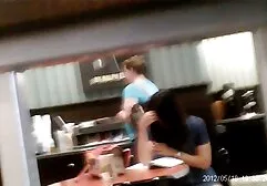 Menina loira torcida bunda na filmecompletoporno frente de um amigo