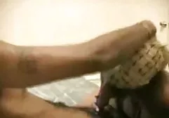 No sofá, uma mulher Asiática sexy vista aberta Peitos as panteras sexo completo grandes