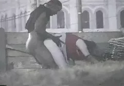 O homem espalha o peito da porno em quadrinhos completo mãe para foder e foder na floresta