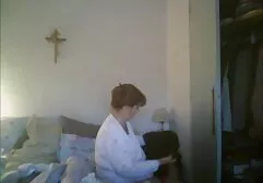 Esse cara faz loira bronzeada enquanto seu amigo lambe uma mulher negra no xuxa porno completo sofá