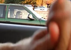 Homem inserindo um parafuso para apontar ombros largos morena enquanto seus amigos quadrinhos porno gratis completo ouvem