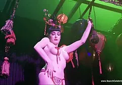 Um homem colocou três mulheres na cama e, por sua vez, videos de sexo completos gratis as parafusou