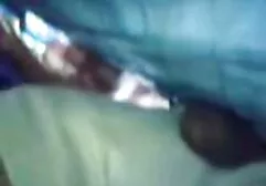Estudantes com óculos relaxa namorado bonito na videos de sexo anal completo cama.
