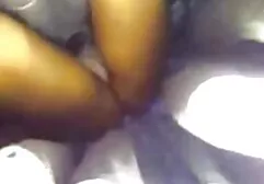 Depois de ter sexo vaginal, o cara que cobre o porno online completo rosto de um estudante de 18 anos com esperma espesso