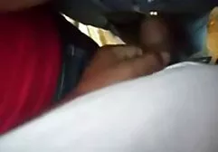Jovem garota se masturbando vagina usando uma máquina de sexo com pormo completo um amigo