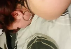 Loira com óculos em seus joelhos e dar xvideos massagem completa namorado uma boquete