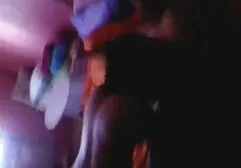 Davalka com um clitóris perfurado sentado em uma cadeira e desfrutando do trabalho porno legal completo de uma máquina sexual