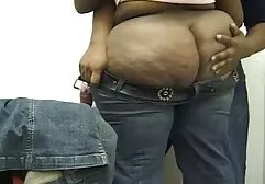 O massageador porno completo torrent acaricia a ferramenta de beleza e cola a ereção na boca com a ferramenta na parte superior e traseira