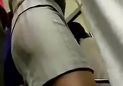 Menina com cabelo gemendo sob a cara com uma porno nina lins completo forte member
