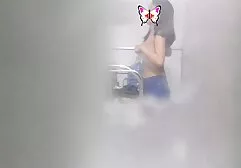 Dois Fockers simultaneamente inserem a haste ao ponto dos vizinhos e a buceta com coxas anime porno completo largas
