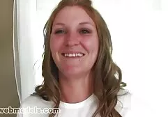 Homem em um corredor cheio de paixão para foder uma monica mattos cavalo completo bela mulher com Peitos grandes