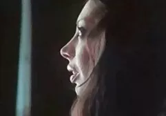 Ruiva menina persuadido para o sexo pornocompletos em um amplo campo