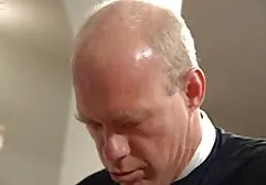 Loira chupa o pau de um homem careca em uma gretchen porno completo camisa branca com um sofá vermelho no elenco