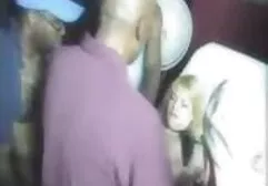 Cabelo castanho filmespornocompleto claro no topo da mesa de massagem para dar ao homem uma bunda
