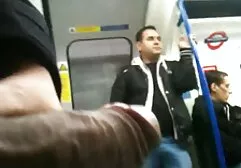 Homem movendo um grande barril para virilha busty MILF pornocompletos na cozinha