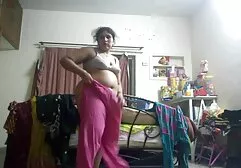 Esmagar os óculos com um corte de cabelo elegante envolvido em brasileirinhas full gangbang na cama azul