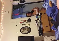 MILF com o cabelo preto e completo xvideo peitos grandes se masturba