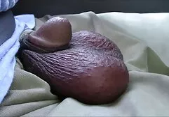 Um homem que é astuto enfiando os dedos no ânus de uma menina é quando ela puxa sua vagina e depois fodido buraco porno com historia completo anal