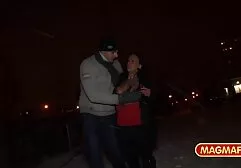 Vermelho-vestido Das as panteras sexo completo Mulheres mostra ordenha de gordura na frente da câmera