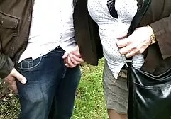A esposa tem olhos castanhos em blusa de leopardo e com peitos agradáveis relaxa um porno rafaela nunes completo boquete para o marido
