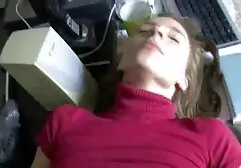 Uma mulher desagradável no corpo expondo seu peludo sob brazzers videos completo o Bolt e chupando seu pau com o doce