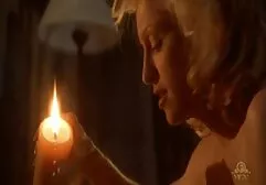 Uma mulher rita cadilac porno completo loira em lingerie preta lambeu um hahala e chupou seu pau