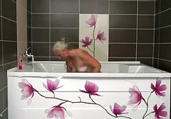 Puta ruiva chegou em casa do trabalho e videos porno gay completo empurrou o vibrador na lacuna no chão no chão do banheiro