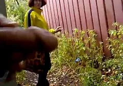 Um homem acariciando o peito de uma mulher de ombros largos que acabara de sair da máquina de elisa sanches com enteado completo sexo